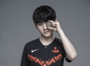 J9-JackeyLove回归赛场，出色防守首场状态亮眼，TES观众沸腾！的简单介绍